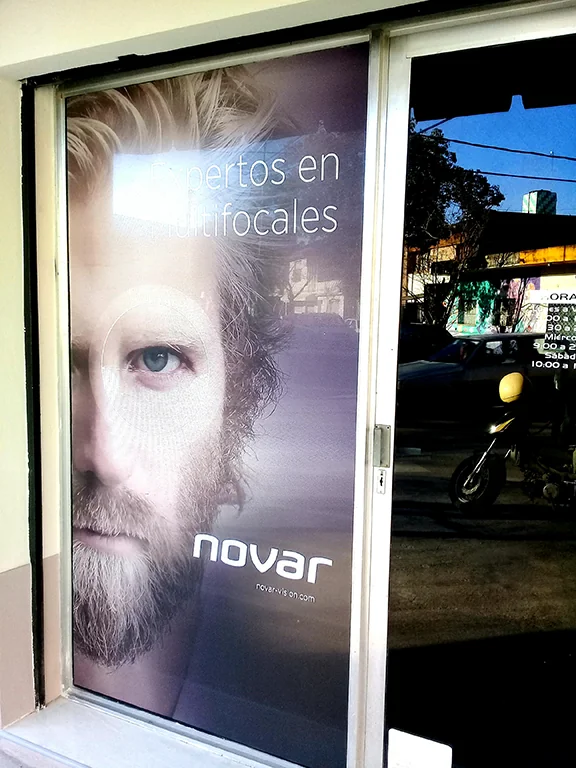 Trabajo de vinilo vidrieras